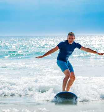 persona aprendiendo a surfear